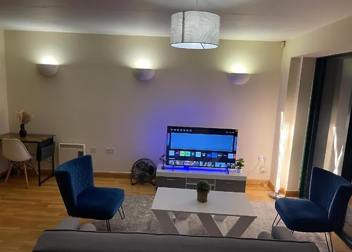 2 Bedrooms, 2 Bathrooms Stunning Penthouse City View