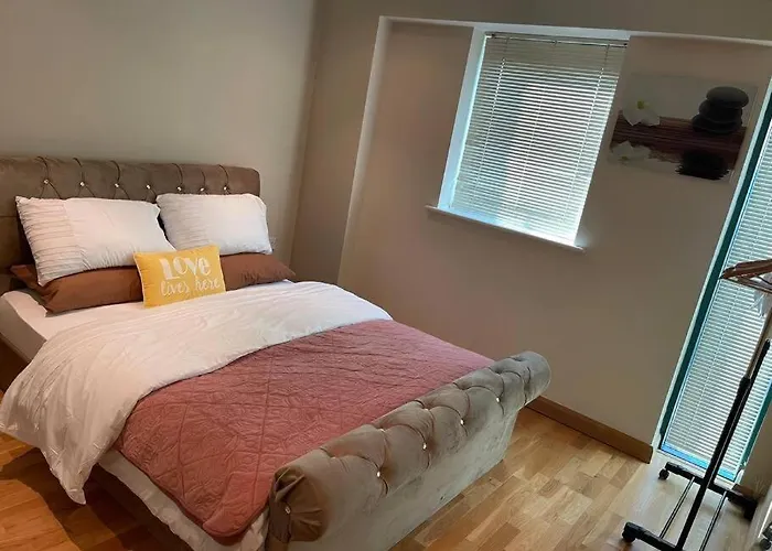 2 Bedrooms, 2 Bathrooms Stunning Penthouse City View