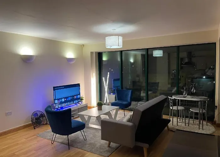 2 Bedrooms, 2 Bathrooms Stunning Penthouse City View
