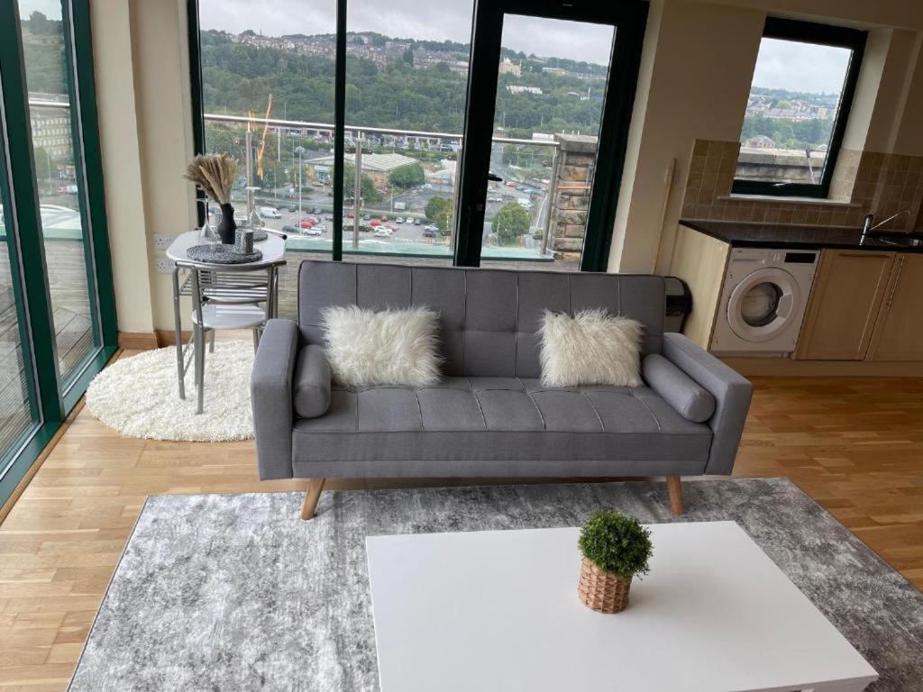 2 Bedrooms, 2 Bathrooms Stunning Penthouse View Apartment
