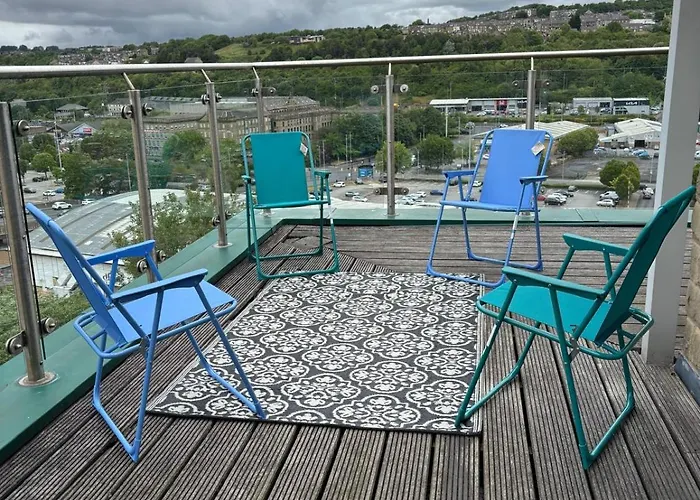 2 Bedrooms, 2 Bathrooms Stunning Penthouse City View